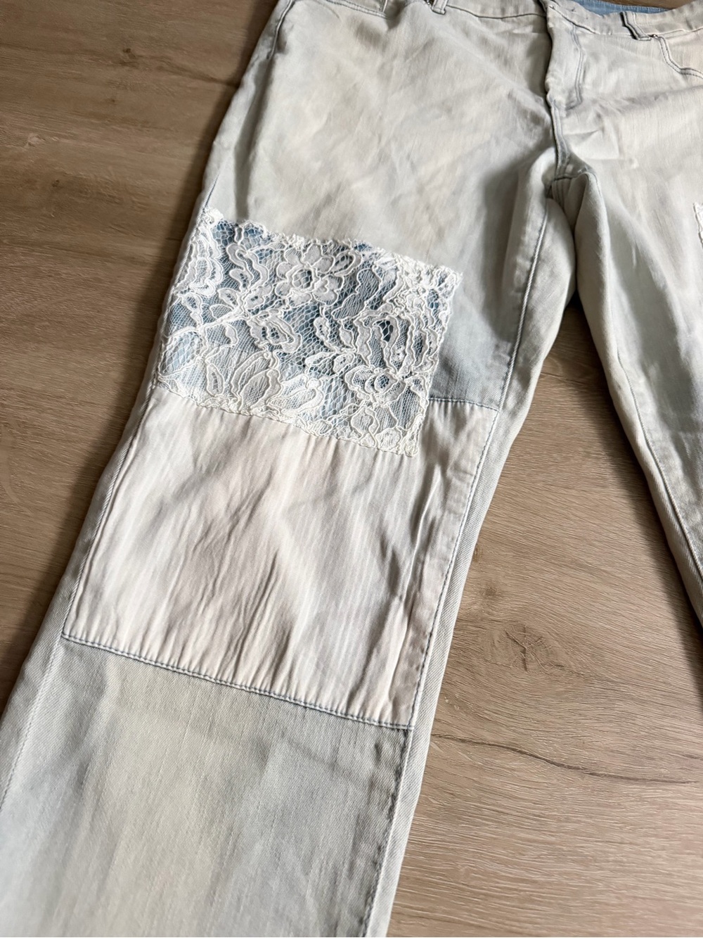 Chico’s So Slimming Girlfriend Ankle Lightwash Patchwork Lace Jeans SZ 2.5 - Picture 2 of 9
